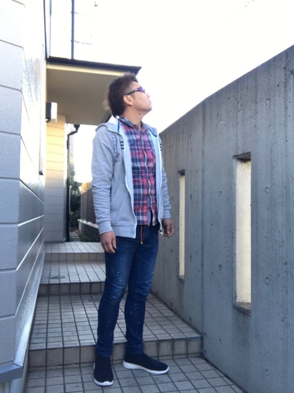 「Right-on、adidas、e-JEANS、無印良品、ご自宅コーデ、シャツスタイル、スリムスウェットパンツ、デニムスウェットパンツ、オトナカジュアル」｜「adidasのアイテム（パーカー、グレー系）」を使った、Tore@minさん（メンズ・174cm）の冬コーディネートの1枚目の写真