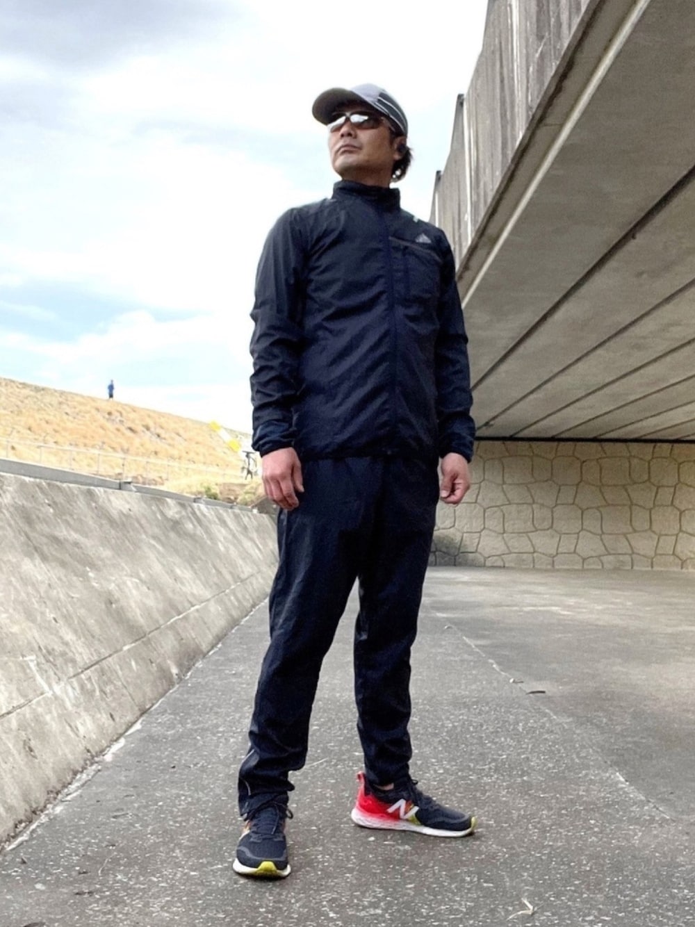 「adidas、New Balance、スポーツウェア、セットアップスタイル、シャカシャカ、トレーニング、ランニングスタイル」｜「adidasのアイテム（ジャケット/アウター、グレー系）」を使った、Tore@minさん（メンズ・174cm）の春コーディネートの1枚目の写真