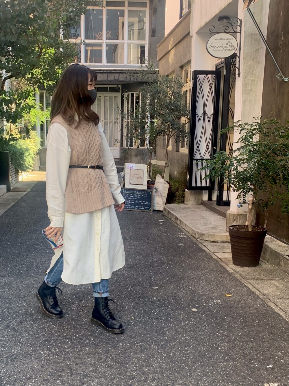 「秋のコーデ、カジュアルコーデ、今日のコーデ、低身長、ブラウンコーデ、UNIQLO、ciaopanic、Dr.Martens」｜「UNIQLOのリネンブレンドシャツワンピース（長袖）（ワンピース、ホワイト系）」を使った、hikaruさん（レディース・153cm）の秋コーディネートの1枚目の写真