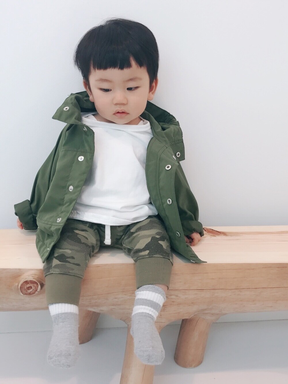 「ラフ、ootd、男の子、カジュアル、カジュアルコーデ、シンプル、シンプルコーデ、むすこーで、カーキ、カモフラ」｜「quoti use fithのマウンテンパーカー（ナイロンジャケット、グリーン系）」を使った、Kantaさん（キッズ・70cm）の春コーディネートの1枚目の写真