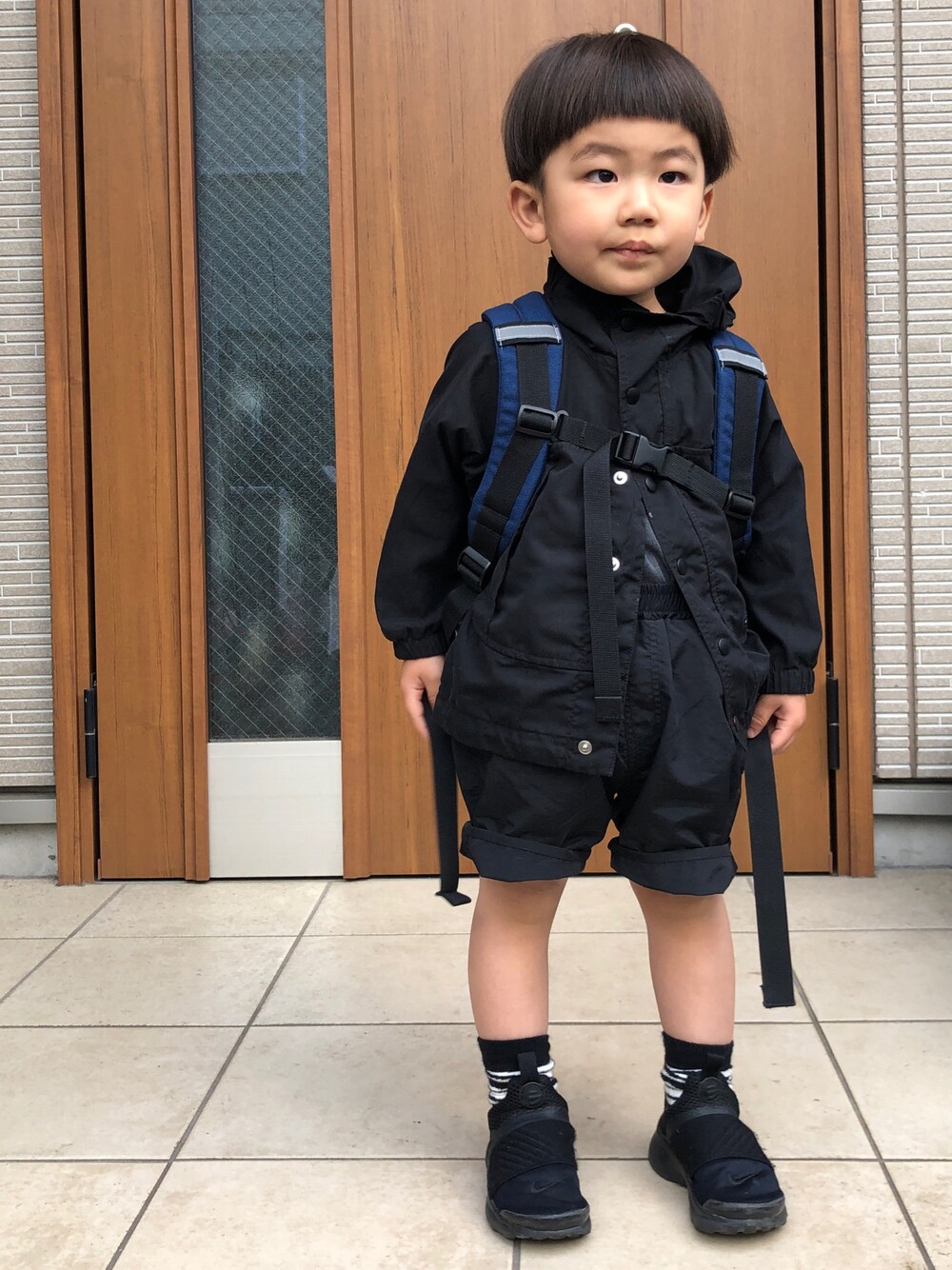 「カジュアルコーデ、カジュアル、シンプル、シンプルコーデ、キッズコーデ、キッズファッション、モノトーン、LOWRYS FARM、おとこのこ」｜「LOWRYS FARMのナイロンショートパンツ　838974（その他パンツ、ブラック系）」を使った、Kantaさん（キッズ・90cm）の春コーディネートの1枚目の写真