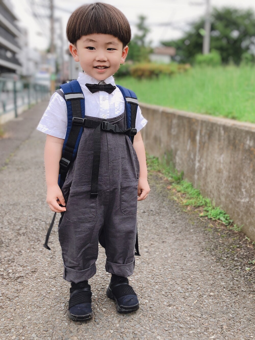 グレー系のサロペット/オーバーオールを着用したキッズの夏コーディネートの1枚目の写真
