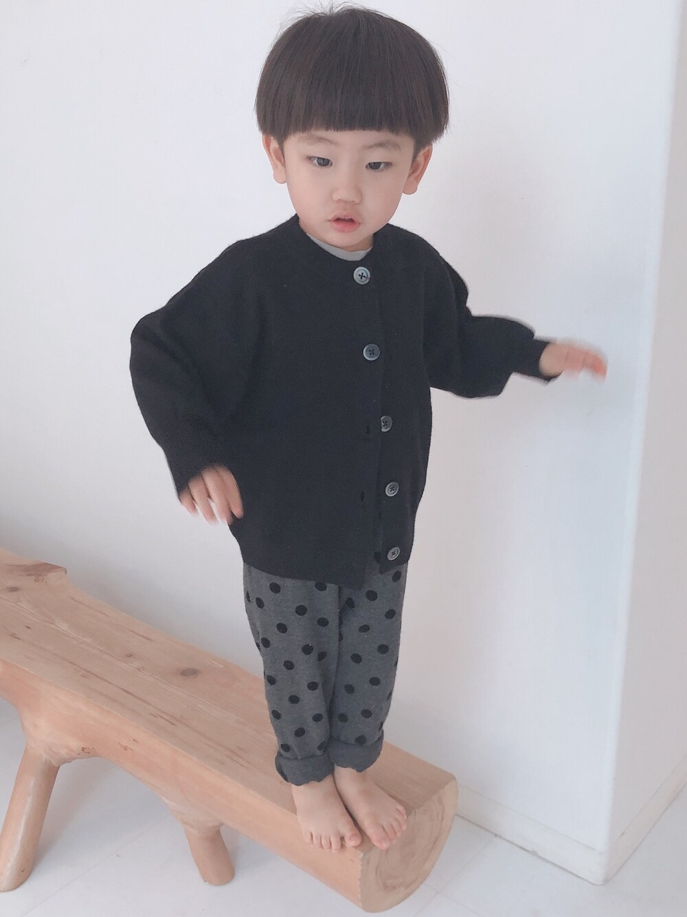 「キッズファッション、カジュアルコーデ、秋冬コーデ、シンプルコーデ、むすこーで、男の子コーデ、男の子、LOWRYS FARM」｜「LOWRYS FARMのアイテム（ニット/セーター、ブラック系）」を使った、Kantaさん（キッズ・90cm）の秋コーディネートの1枚目の写真
