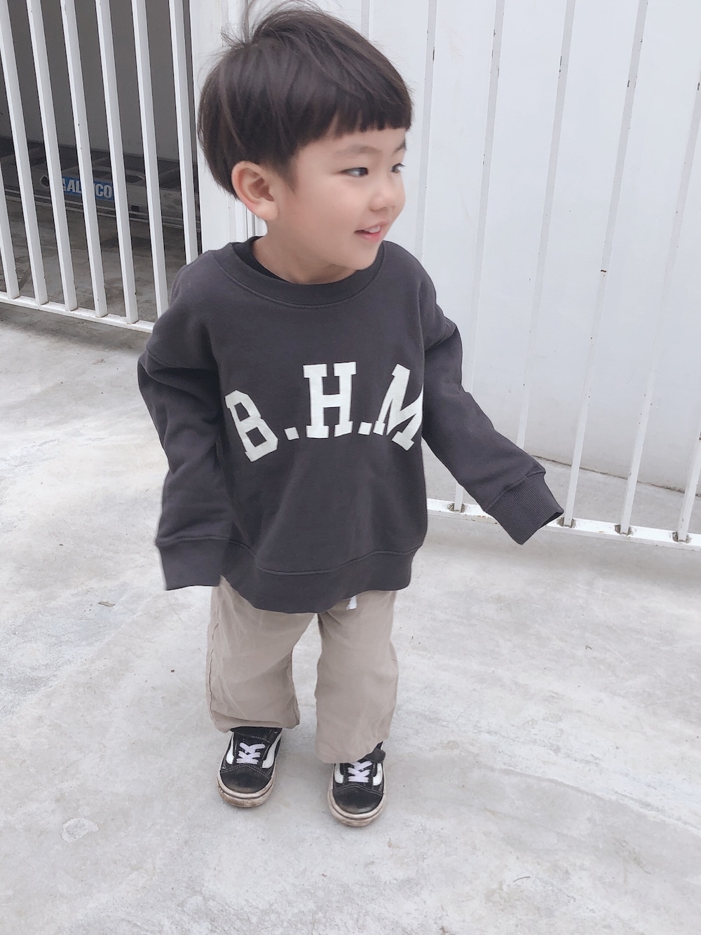 「やっぱりストリートが好き、kids、おとこのこ、カジュアル、男の子、ootd、ストリート、VANS、LOWRYS FARM」｜「LOWRYS FARMのウラケロゴプルオーバー　851701（スウェット、グレー系）」を使った、Kantaさん（キッズ・90cm）の秋コーディネートの1枚目の写真