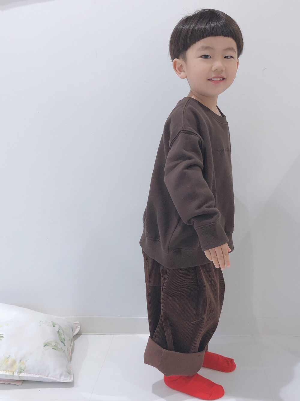 「秋コーデ、kids、スウェット、シンプルコーデ、男の子コーデ、コーデュロイパンツ、ブラウンコーデ、カジュアル、カジュアルコーデ、LOWRYS FARM」｜「LOWRYS FARMのシンプルロゴウラケプルオーバー　860159（スウェット、ブラウン系）」を使った、Kantaさん（キッズ・90cm）の秋コーディネートの1枚目の写真