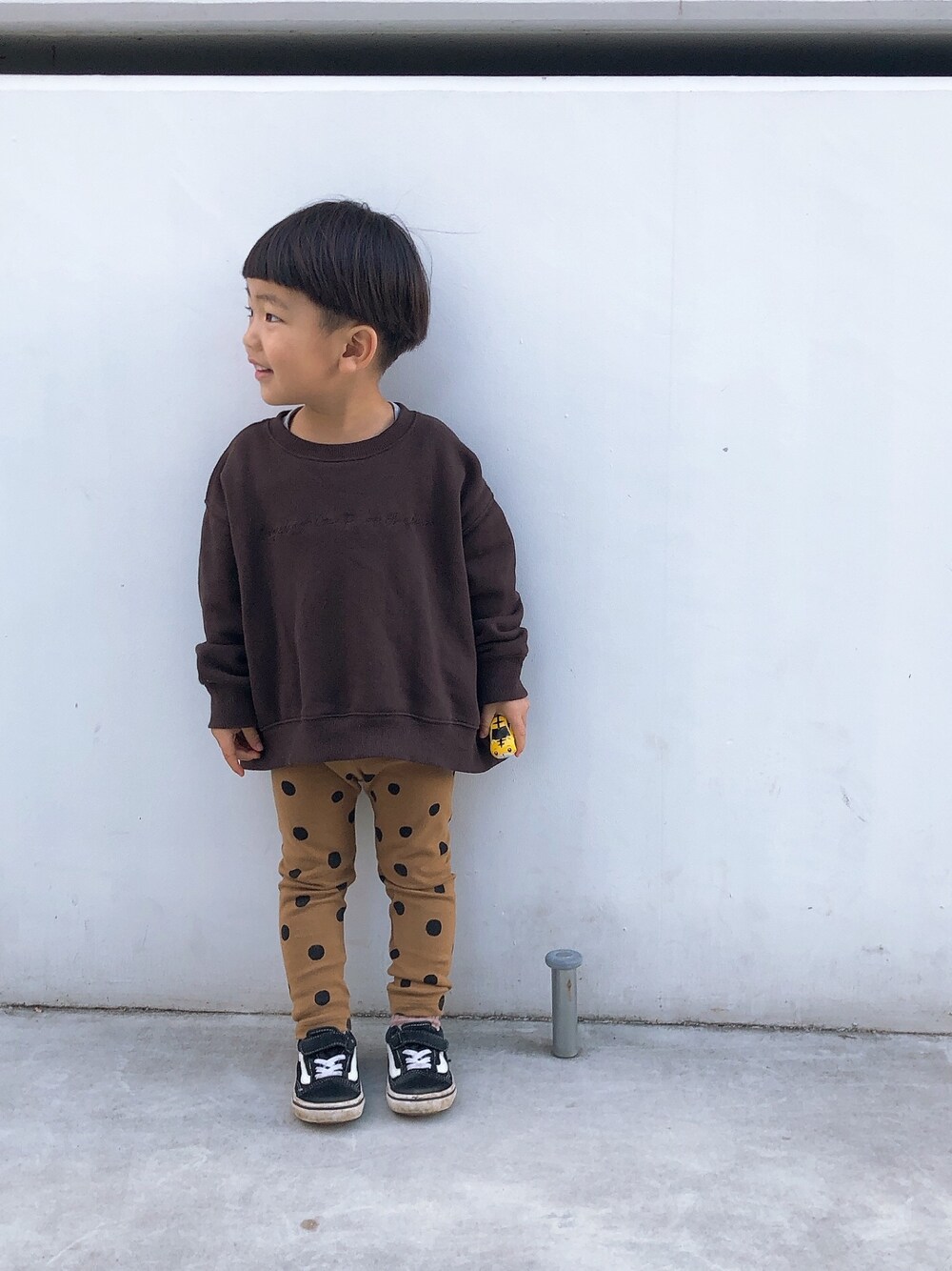 「キッズファッション、男の子コーデ、カジュアルコーデ、オーバーサイズ、シンプル、シンプルコーデ、ドット、レギンス、LOWRYS FARM」｜「LOWRYS FARMのシンプルロゴウラケプルオーバー　860159（スウェット、ブラウン系）」を使った、Kantaさん（キッズ・90cm）の秋コーディネートの1枚目の写真