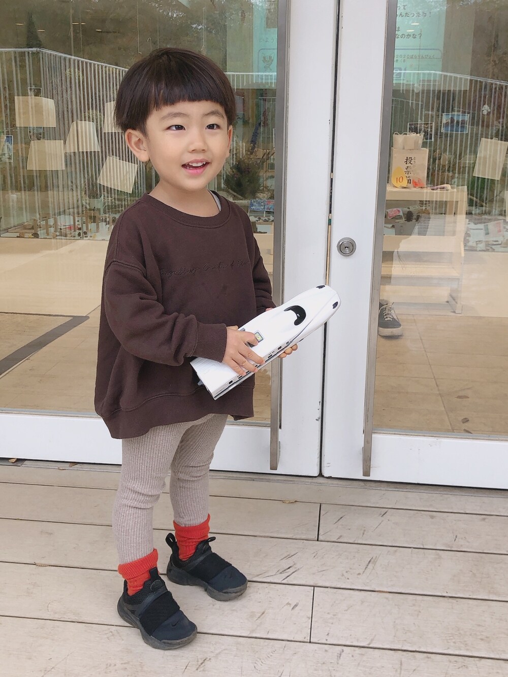 「カジュアル、男の子コーデ、キッズコーデ、スウェット、レギンス、冬コーデ、3歳、LOWRYS FARM」｜「LOWRYS FARMのシンプルロゴウラケプルオーバー　860159（スウェット、ブラウン系）」を使った、Kantaさん（キッズ・90cm）の秋コーディネートの1枚目の写真