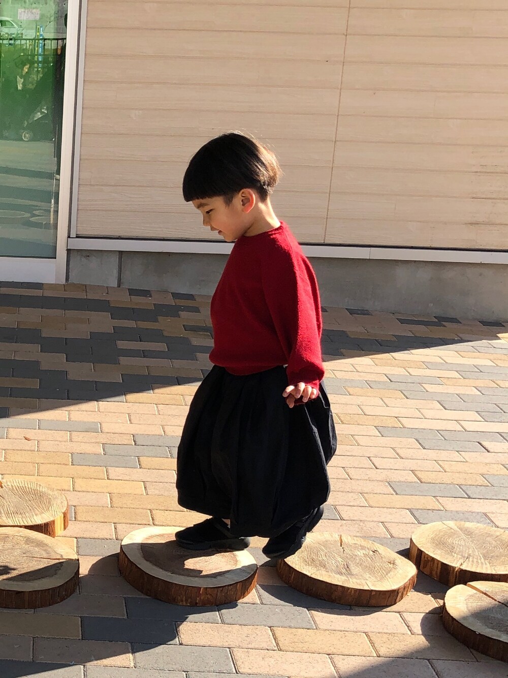 「おとこのこ、シンプルコーデ、キッズコーデ、男の子、3歳、ワイドパンツ、LOWRYS FARM、黒」｜「LOWRYS FARMのウスモチモチプルオーバー/KIDS　842243（ニット/セーター、レッド系）」を使った、Kantaさん（キッズ・90cm）の冬コーディネートの1枚目の写真