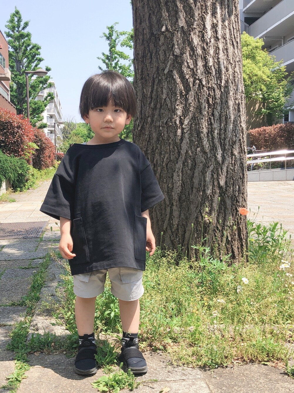 「キッズコーデ、カジュアル、シンプル、ゆるコーデ、シンプルコーデ、カジュアルコーデ、おとこのこ、Tシャツ、LOWRYS FARM」｜「LOWRYS FARMのＵＳＡポケットＴＳＳ　881801（Tシャツ/カットソー、ブラック系）」を使った、Kantaさん（キッズ・90cm）の春コーディネートの1枚目の写真