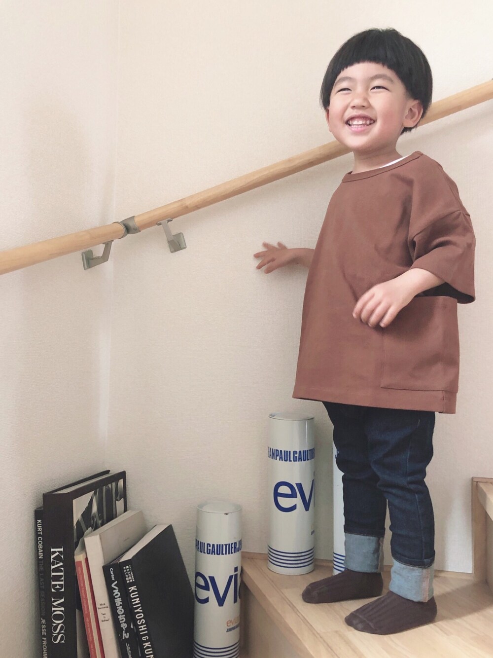「休日スタイル、キッズファッション、男の子コーデ、kids、シンプルコーデ、デニム、3歳、デニムパンツ、ビッグシルエット、LOWRYS FARM」｜「LOWRYS FARMのＵＳＡポケットＴＳＳ　881801（Tシャツ/カットソー、ブラウン系）」を使った、Kantaさん（キッズ・90cm）の春コーディネートの1枚目の写真