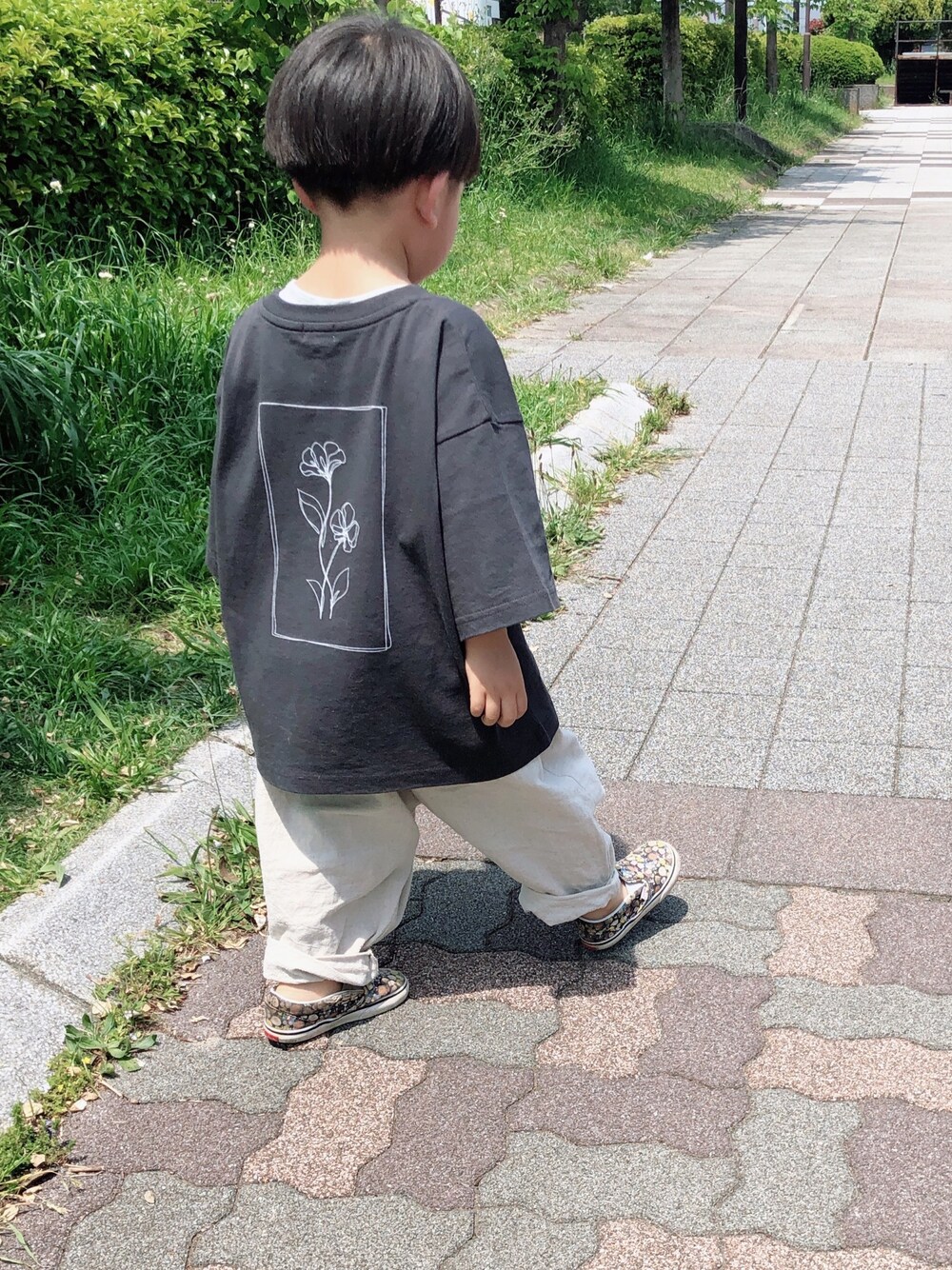 「リラックススタイル、Tシャツ、ラクチンコーデ、夏コーデ、男の子、シンプル、カジュアル、カジュアルコーデ、LOWRYS FARM、シンプルコーデ」｜「LOWRYS FARMのＡＲＴプリントＴＥＥ　888234（Tシャツ/カットソー、グレー系）」を使った、Kantaさん（キッズ・90cm）の春コーディネートの1枚目の写真