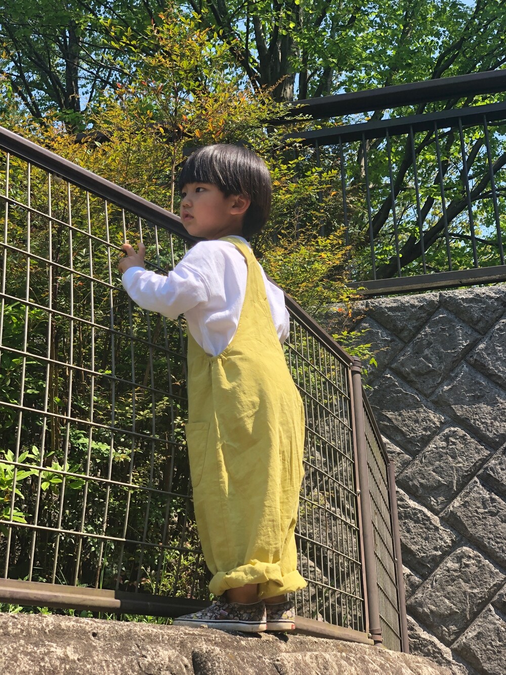 「ロンT、カジュアルコーデ、シンプル、休日コーデ、キッズコーデ、男の子、サロペット、シンプルコーデ、LOWRYS FARM、カジュアル」｜「LOWRYS FARMの【KIDS】ＵＳＡクルーロンＴ　868598（Tシャツ/カットソー、ホワイト系）」を使った、Kantaさん（キッズ・90cm）の春コーディネートの1枚目の写真