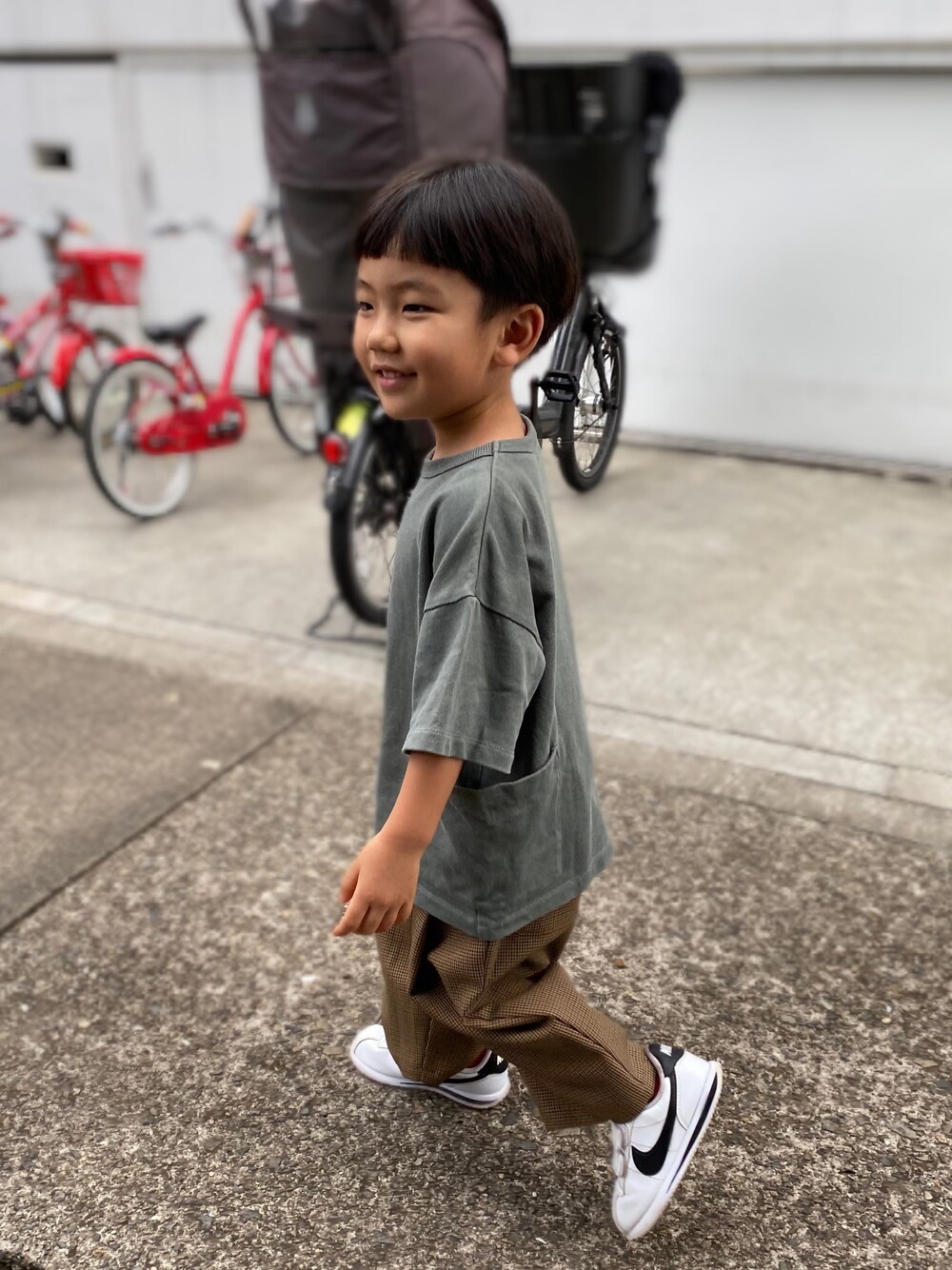 「カジュアル、秋のコーデ、ナイキ、キッズコーデ、男の子、秋色、チェックパンツ、ローリーズファーム(LOWRYS FARM)」｜「LOWRYS FARMのコクーンパンツ　888688（その他パンツ、ブラウン系）」を使った、Kantaさん（キッズ・90cm）の秋コーディネートの1枚目の写真