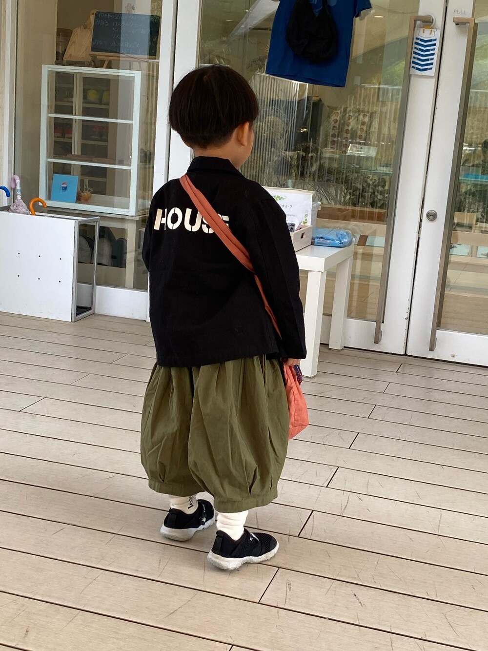 「秋コーデ、秋冬コーデ、kids、男の子、シンプル、シンプルコーデ、おとこのこ、むすこーで」｜「GLOBAL WORKのアイテム（ジャケット/アウター、ブラック系）」を使った、Kantaさん（キッズ・90cm）の秋コーディネートの1枚目の写真