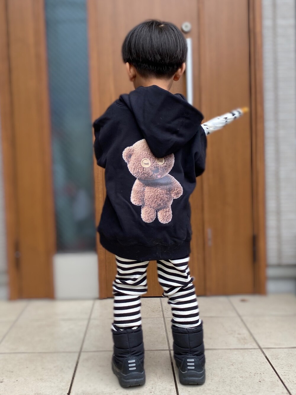 「キッズファッション、シンプルコーデ、男の子コーデ、カジュアルコーデ、今日のコーデ、ローリーズファーム(LOWRYS FARM)、ボーダー、レギンス、TIM」｜「LOWRYS FARMのＴＩＭウラケフーディー　925619（パーカー、ブラック系）」を使った、Kantaさん（キッズ・90cm）の冬コーディネートの1枚目の写真