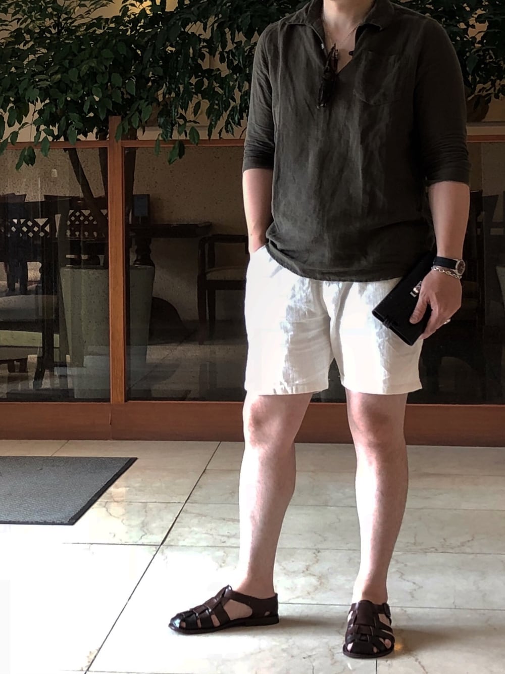 「シンプル、おしゃれさんと繋がりたい、休日スタイル、カジュアル、グルカサンダル、スキッパーシャツ、大人カジュアル、大人コーデ」｜「ネイビークローバースタイルのアイテム（財布、ブラック系）」を使った、bdyoshiさん（メンズ・167cm）の夏コーディネートの1枚目の写真