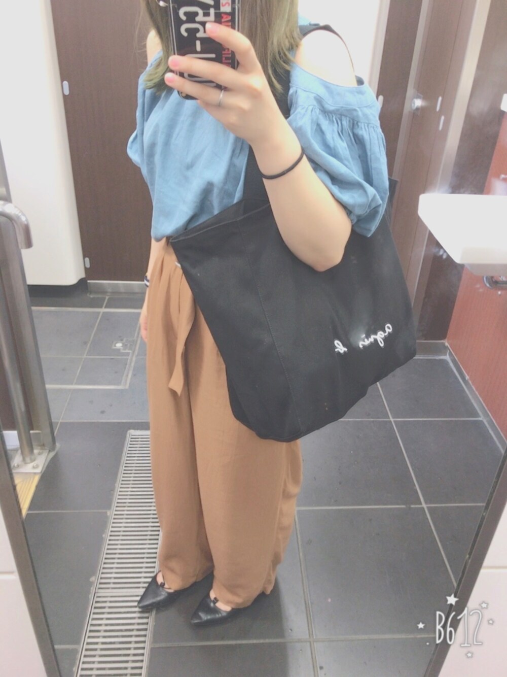 ブラック系のトートバッグ、ブラウン系のその他パンツ、ブルー系のTシャツ/カットソーを着用したレディースの夏コーディネートの1枚目の写真