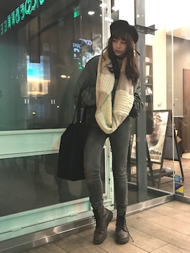 「UNIQLO（ユニクロ）のWOMEN ウルトラストレッチジーンズ（デニムパンツ）」を使った、朱里さん（レディース・164cm）の冬コーディネート