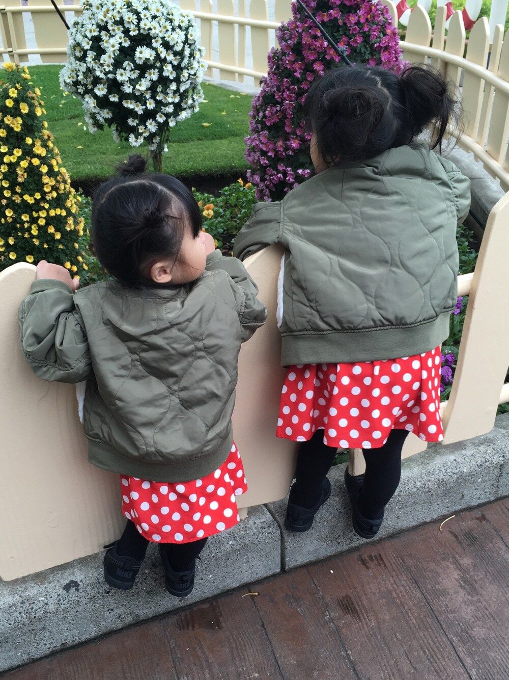 「姉妹コーデ、3歳、1歳、おんなのこ、冬、ディズニーコーデ、ミニーちゃん、キッズコーデ」｜「Right-onのアイテム（ミリタリージャケット、グリーン系）」を使った、me*さん（キッズ・100cm）の冬コーディネートの1枚目の写真