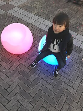 「アイテム（ストール/ショール、ブラック系）」を使った、keikeiさん（キッズ・100cm）の冬コーディネート