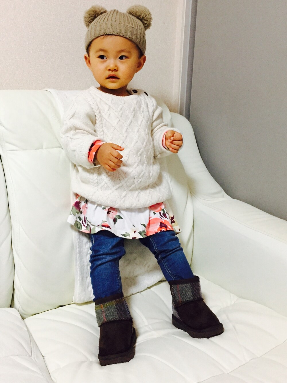 「1歳6ヶ月、くまみみ、kids、シンプルコーデ、冬、デニム」｜「DAISOのアイテム（ニットキャップ/ビーニー、ベージュ系）」を使った、miu.tkさん（キッズ・70cm）の冬コーディネートの1枚目の写真