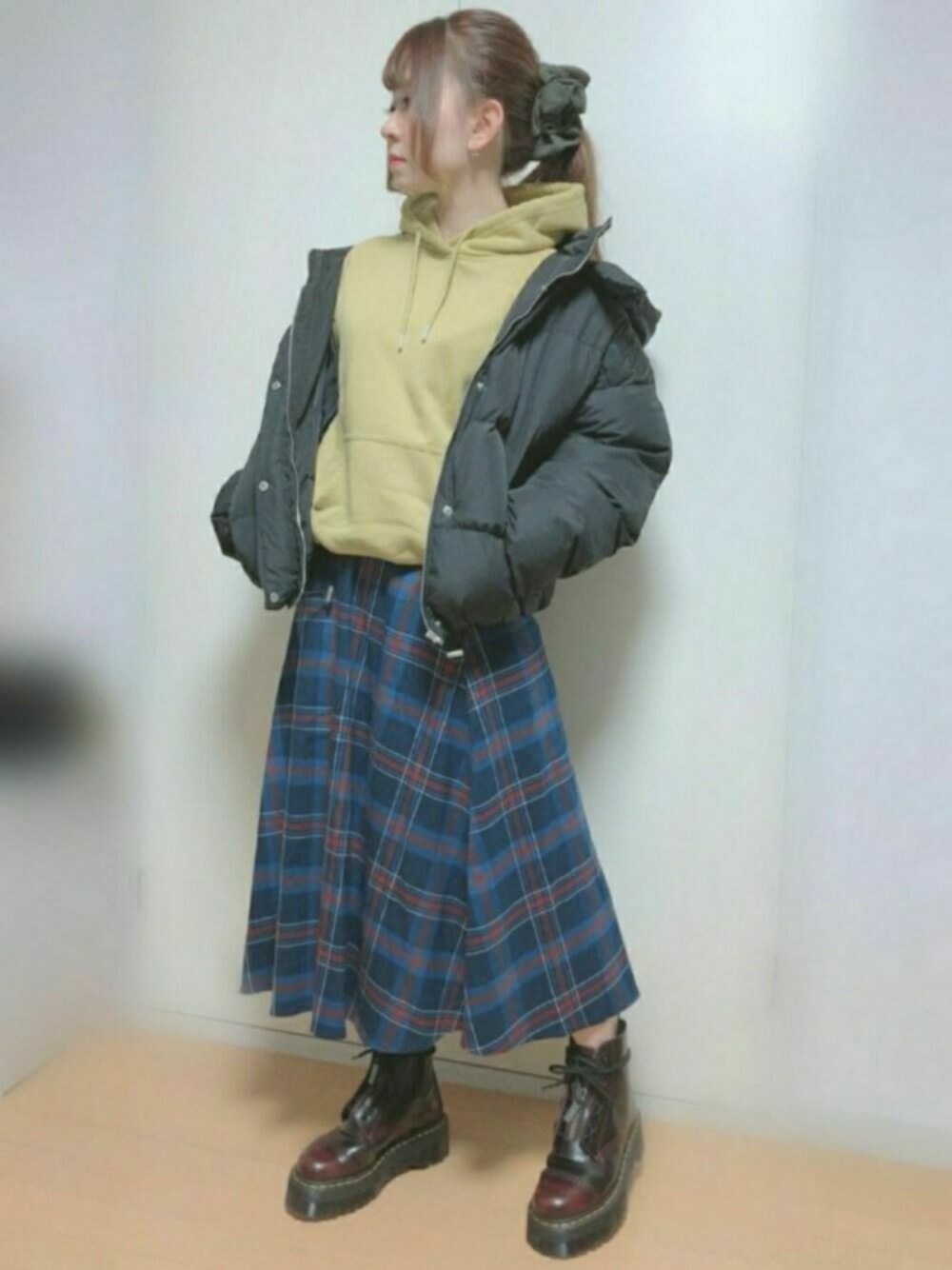 「秋冬コーデ、パーカー、低身長コーデ、チェックスカート、イエロー、GU、ダウンジャケット、プチプラ」｜「Dr. MartensのAIRWAIR ドクターマーチン　22564001 SINCLAIR QUAD BOOT BLACK（ブーツ、レッド系）」を使った、mi-kuru*さん（レディース・152cm）の冬コーディネートの1枚目の写真