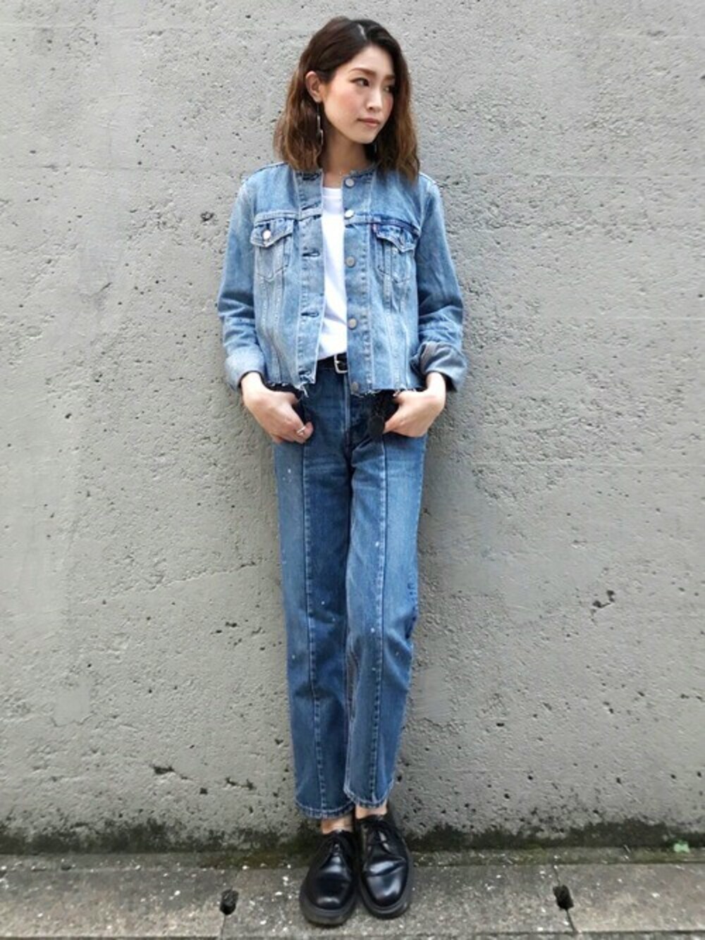「デニム、カジュアル、デニムジャケット、秋のコーデ、デニムパンツ、Levi's、きれいめカジュアル、シンプルコーデ、秋服、デニムオンデニム」｜「Alteredの【雑誌掲載アイテム】Altered-トラッカージャケット/ミディアムインディゴ/BETTER TOGETHER/13.75（デニムジャケット、ブルー系）」を使った、リーバイス博多WOMENさん（レディース・156cm）の夏コーディネートの1枚目の写真