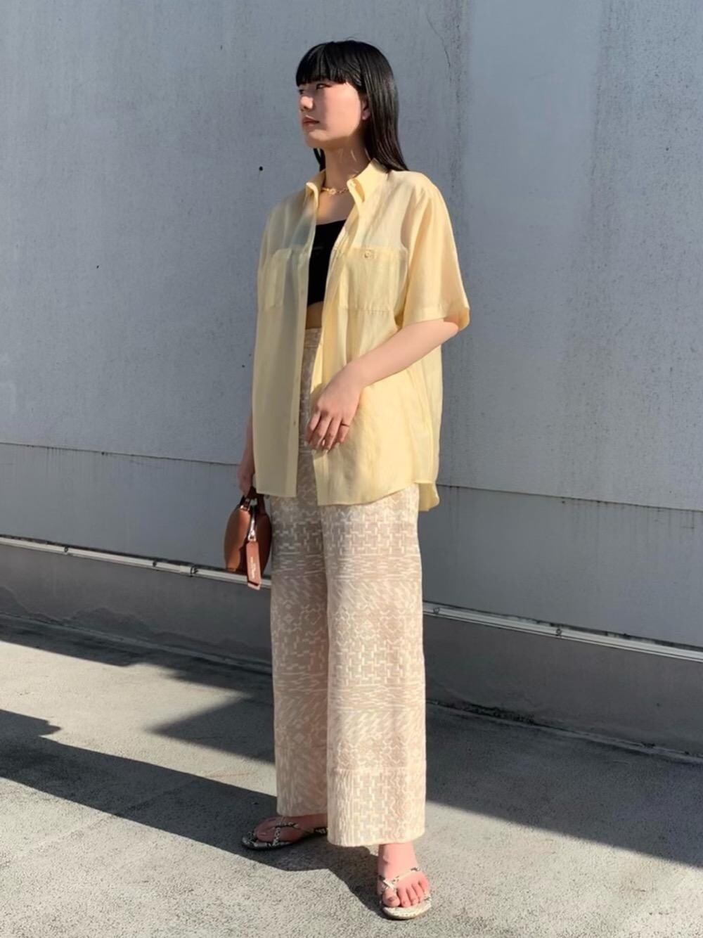 ベージュ系のその他パンツ、ベージュ系のシャツ/ブラウス、ブラック系のキャミソールを着用したレディースの春コーディネートの1枚目の写真