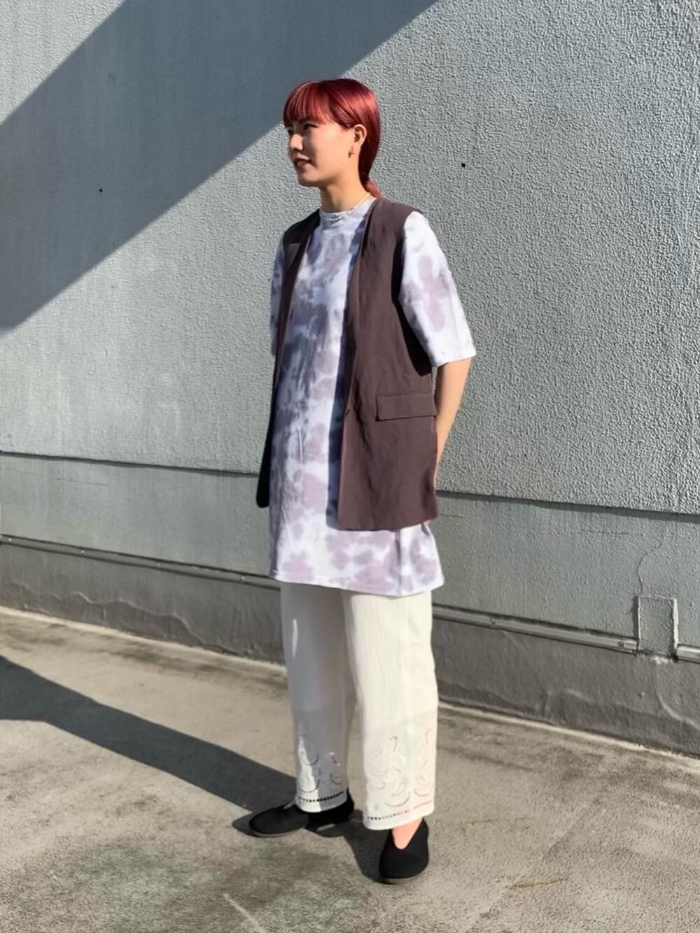 グレー系のベスト、グレー系のワンピース、ホワイト系のその他パンツを着用したレディースの夏コーディネートの1枚目の写真