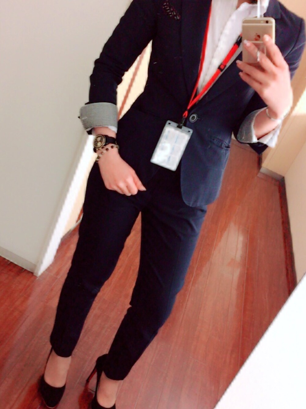 「オフィス、オフィススタイル、スーツ、スーツスタイル、パンツスーツ」｜「Perfect Suit FActoryのアイテム（スーツジャケット、ブルー系）」を使った、Natsumiさん（レディース・155cm）の春コーディネートの1枚目の写真