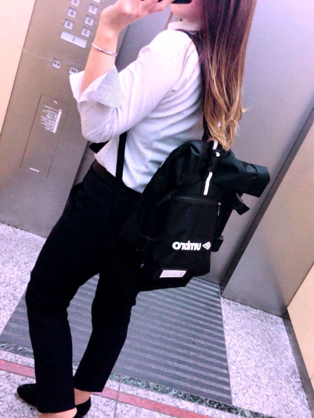 ブラック系のバックパック/リュックを着用したレディースの春コーディネートの1枚目の写真