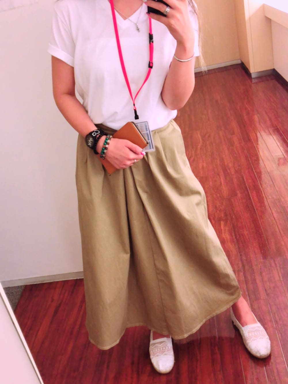 「オフィス、オフィスカジュアル、オフィススタイル、オフィスコーデ、UNIQLO、GU、プチプラ、プチプラコーデ」｜「UNIQLOのMEN ドライカラーVネックT（半袖）A（Tシャツ/カットソー、ホワイト系）」を使った、Natsumiさん（レディース・155cm）の夏コーディネートの1枚目の写真