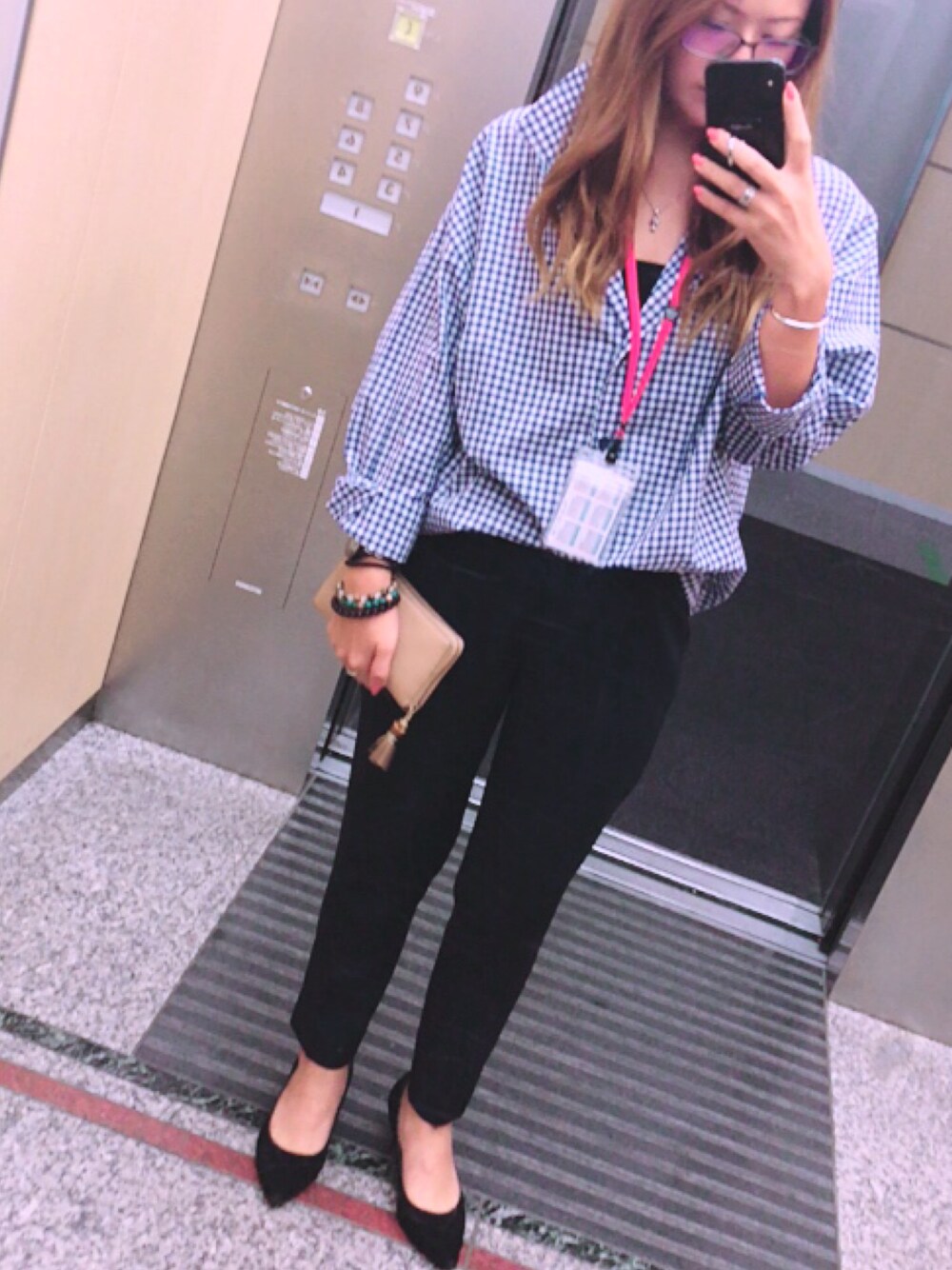「オフィス、オフィスカジュアル、オフィススタイル、オフィスコーデ、アズールバイマウジー(AZUL by moussy)、GUCCI、ナチュラルビューティーベーシック、NATURAL BEAUTY BASIC、シャツ、シャツスタイル」｜「AZUL by moussyのギンガムシャツ（シャツ/ブラウス、ブルー系）」を使った、Natsumiさん（レディース・155cm）の秋コーディネートの1枚目の写真
