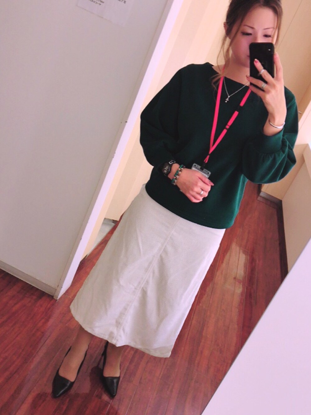 「オフィス、オフィスカジュアル、オフィススタイル、オフィスコーデ、アースミュージック＆エコロジー、earth music&ecology、nice claup、Bershka、プチプラ、プチプラコーデ」｜「earth music&ecologyの・裏起毛オフショルプルオーバー ●（Tシャツ/カットソー、グリーン系）」を使った、Natsumiさん（レディース・155cm）の秋コーディネートの1枚目の写真