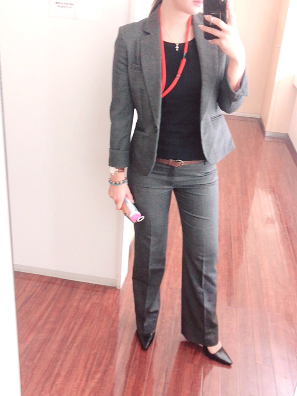 「オフィス、オフィスコーデ、スーツ、スーツスタイル、パンツスーツ、スーツ女子、パーフェクトスーツファクトリー(Perfect Suit FActory)、Perfect Suit FActory(Perfect Suit FActory)、シンプル、シンプルが好き」｜「Perfect Suit FActoryのアイテム（セットアップ、グレー系）」を使った、Natsumiさん（レディース・155cm）の秋コーディネートの1枚目の写真