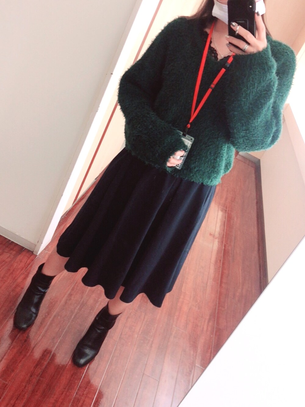 「オフィス、オフィスカジュアル、オフィススタイル、オフィスコーデ、GU、SPINNS、earth music&ecology、プチプラ、プチプラコーデ、低身長」｜「SPINNSのVネックシャギーニット（ニット/セーター、グリーン系）」を使った、Natsumiさん（レディース・155cm）の秋コーディネートの1枚目の写真