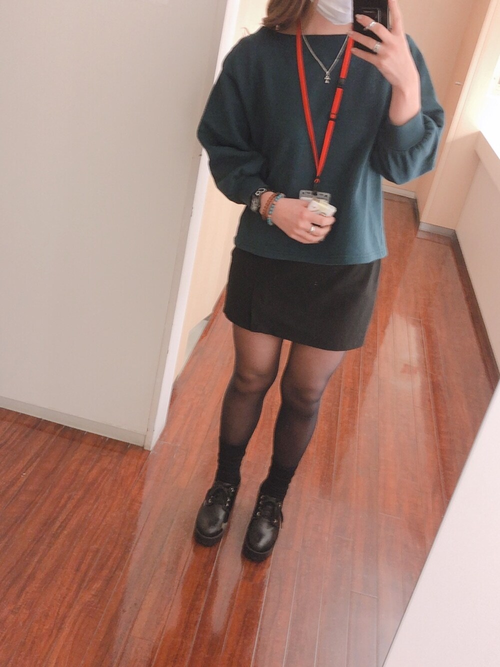 「オフィス、オフィスカジュアル、オフィススタイル、オフィスコーデ、ミニスカート、attagirl、earth music&ecology、Bershka、低身長、低身長コーデ」｜「earth music&ecologyの・裏起毛オフショルプルオーバー ●（Tシャツ/カットソー、グリーン系）」を使った、Natsumiさん（レディース・155cm）の冬コーディネートの1枚目の写真
