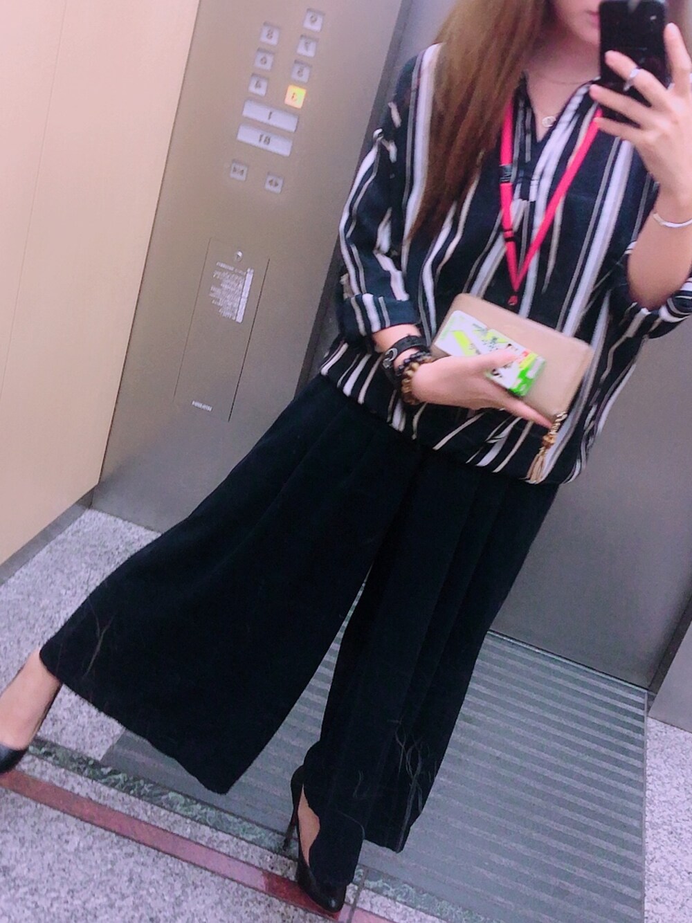 「オフィス、オフィスカジュアル、オフィススタイル、オフィスコーデ、GUCCI、ラブアンドピース2019、さらっと、ゆるパンツ、ゆるコーデ、低身長」｜「GUCCIのアイテム（財布、ベージュ系）」を使った、Natsumiさん（レディース・155cm）の秋コーディネートの1枚目の写真