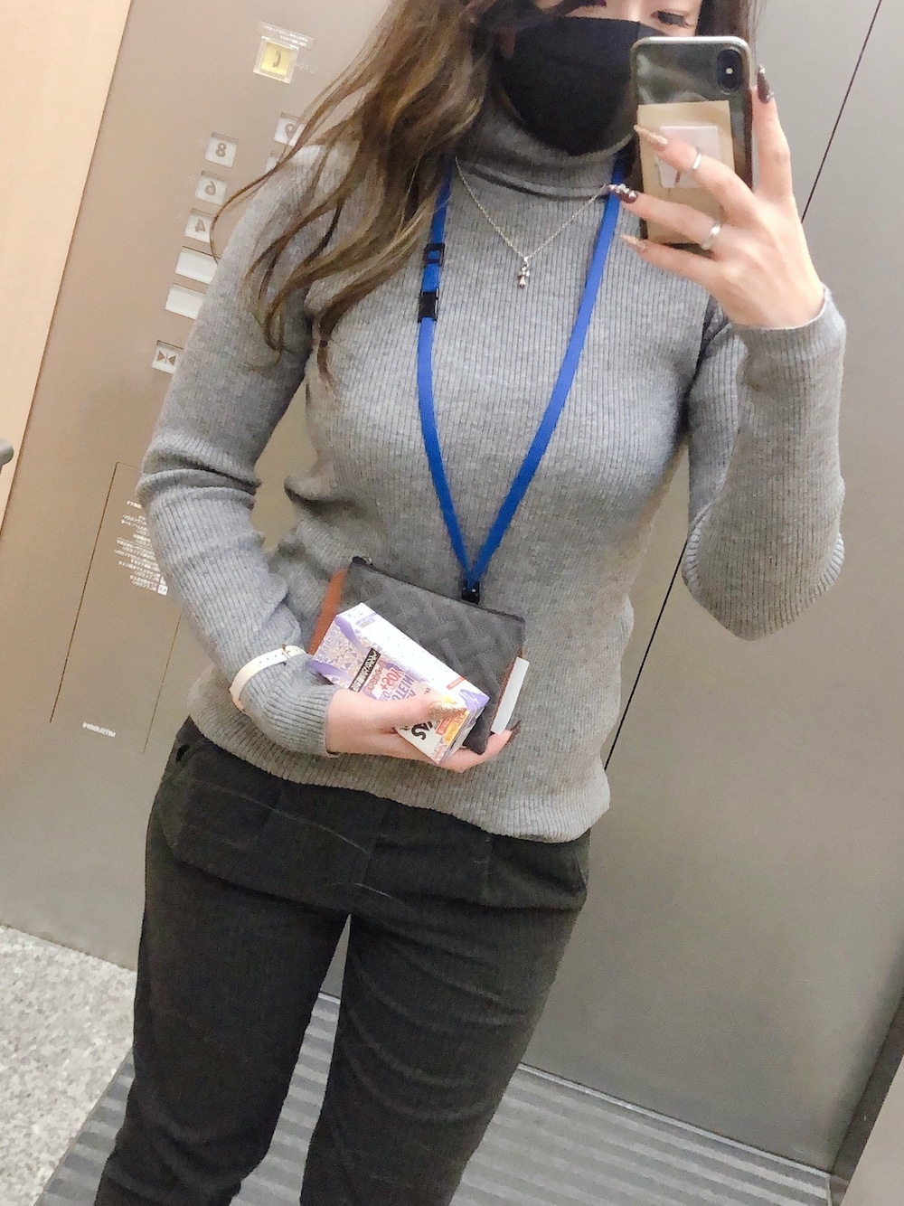 「シンプルコーデ、大人女子、パンツスタイル、低身長コーデ、オフィスカジュアル、オフィススタイル、カジュアル、ニット、タートルネックニット、タートルネック」｜「CHROME HEARTSのCHクロススモールペンダント w ベイル ペーパーチェーン（ネックレス、シルバー系）」を使った、Natsumiさん（レディース・155cm）の冬コーディネートの1枚目の写真