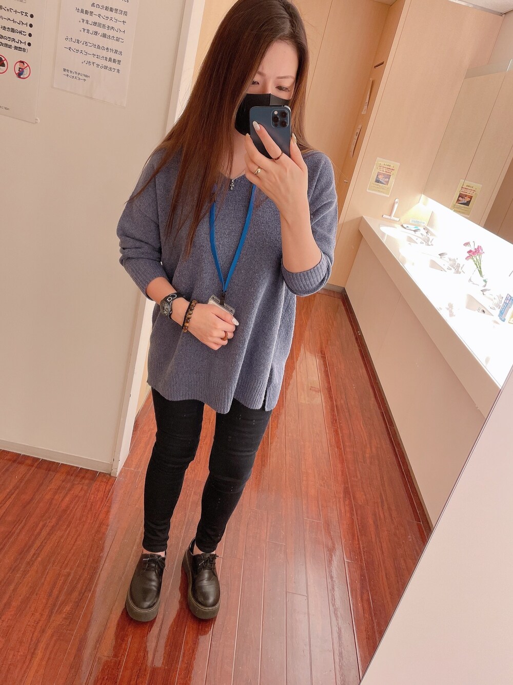 「今日のコーデ、オフィスカジュアル、オフィススタイル、オフィスコーデ、春ニット、プチプラ、プチプラコーデ、低身長、低身長コーデ、シンプルスタイル」｜「Right-onの【BACK NUMBER】ヤクミックスVネックプルオーバー（ニット/セーター、ブルー系）」を使った、Natsumiさん（レディース・155cm）の春コーディネートの1枚目の写真