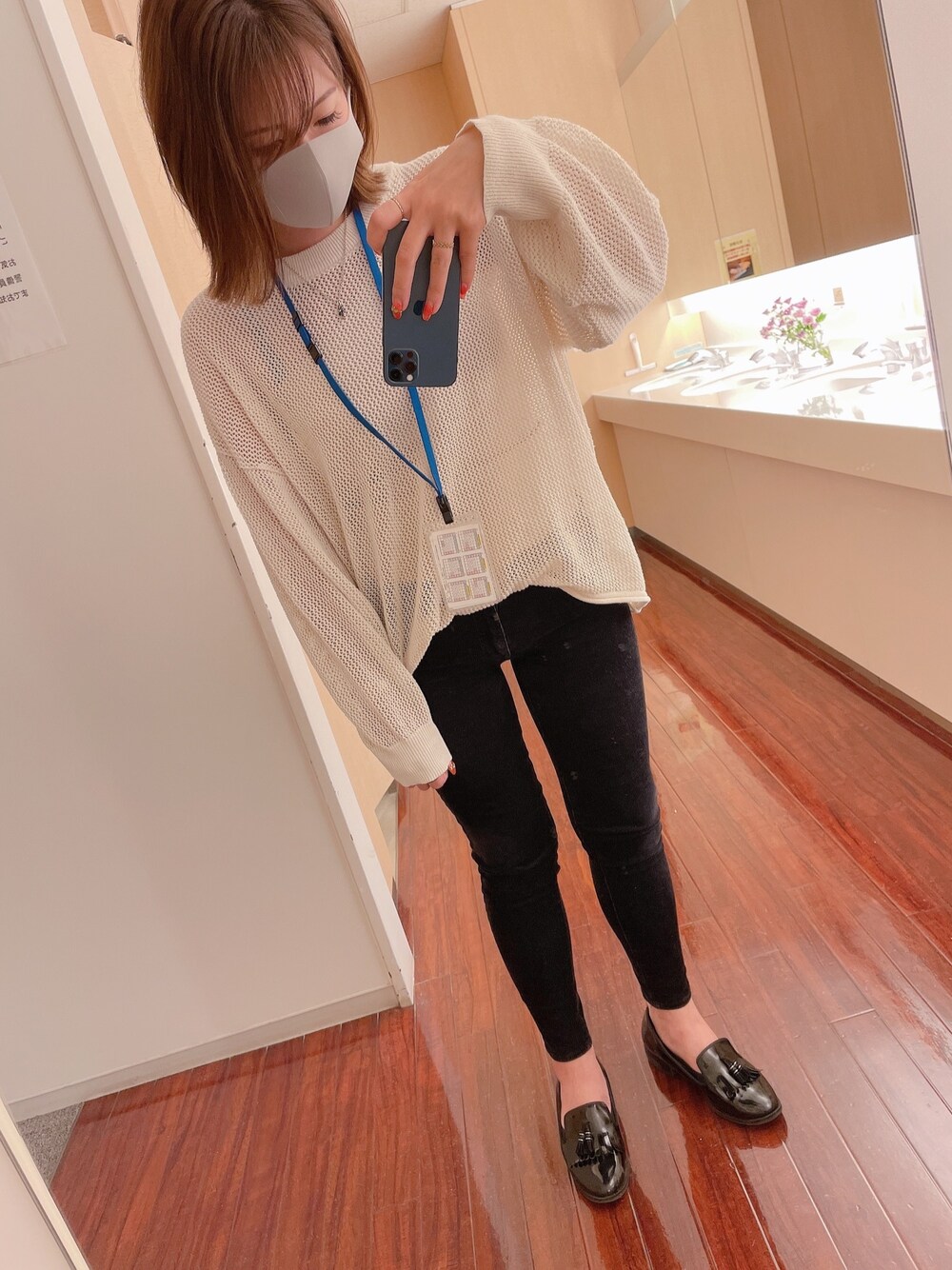 「シンプルコーデ、パンツスタイル、ゆるコーデ、オトナカジュアル、オフィスカジュアル、低身長、低身長コーデ、エナメルシューズ、ベイフロー(BAYFLOW)、アメリカンイーグル」｜「BAYFLOWのアイテム（ニット/セーター、ホワイト系）」を使った、Natsumiさん（レディース・155cm）の春コーディネートの1枚目の写真