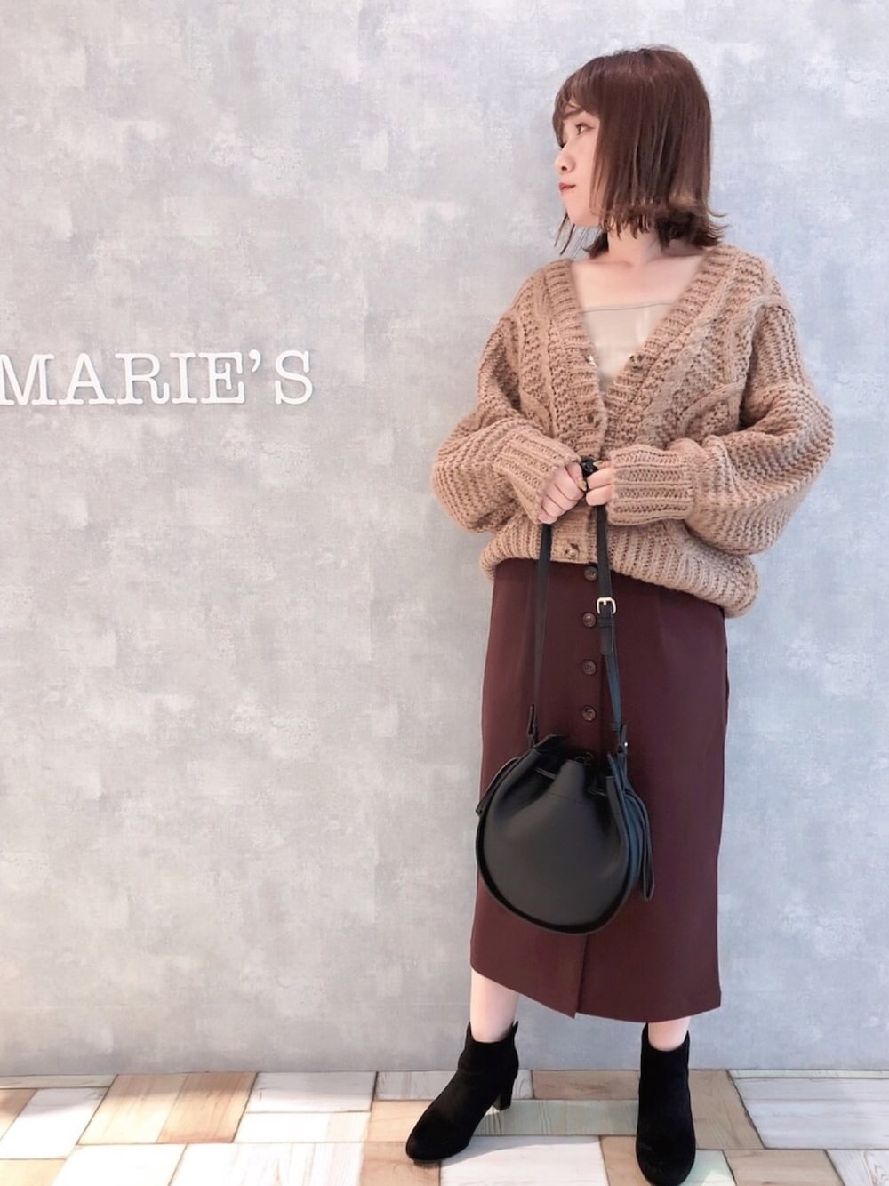 ベージュ系のキャミソール、レッド系のスカート、ブラック系のショルダーバッグを着用したレディースの秋コーディネートの1枚目の写真