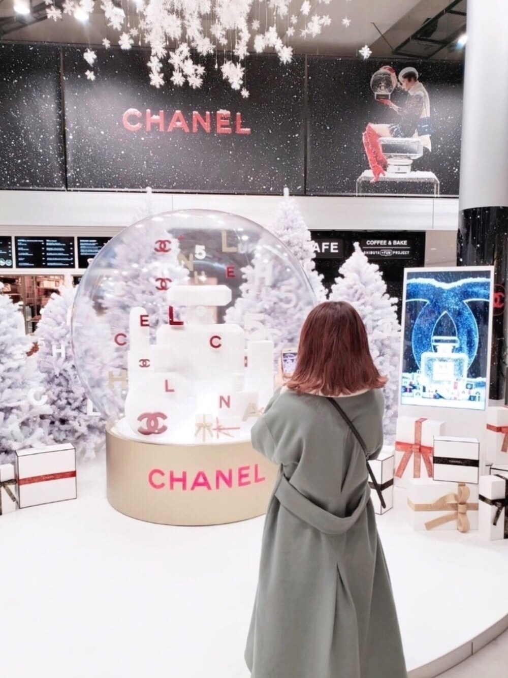 グリーン系のチェスターコートを着用したレディースの冬コーディネートの1枚目の写真