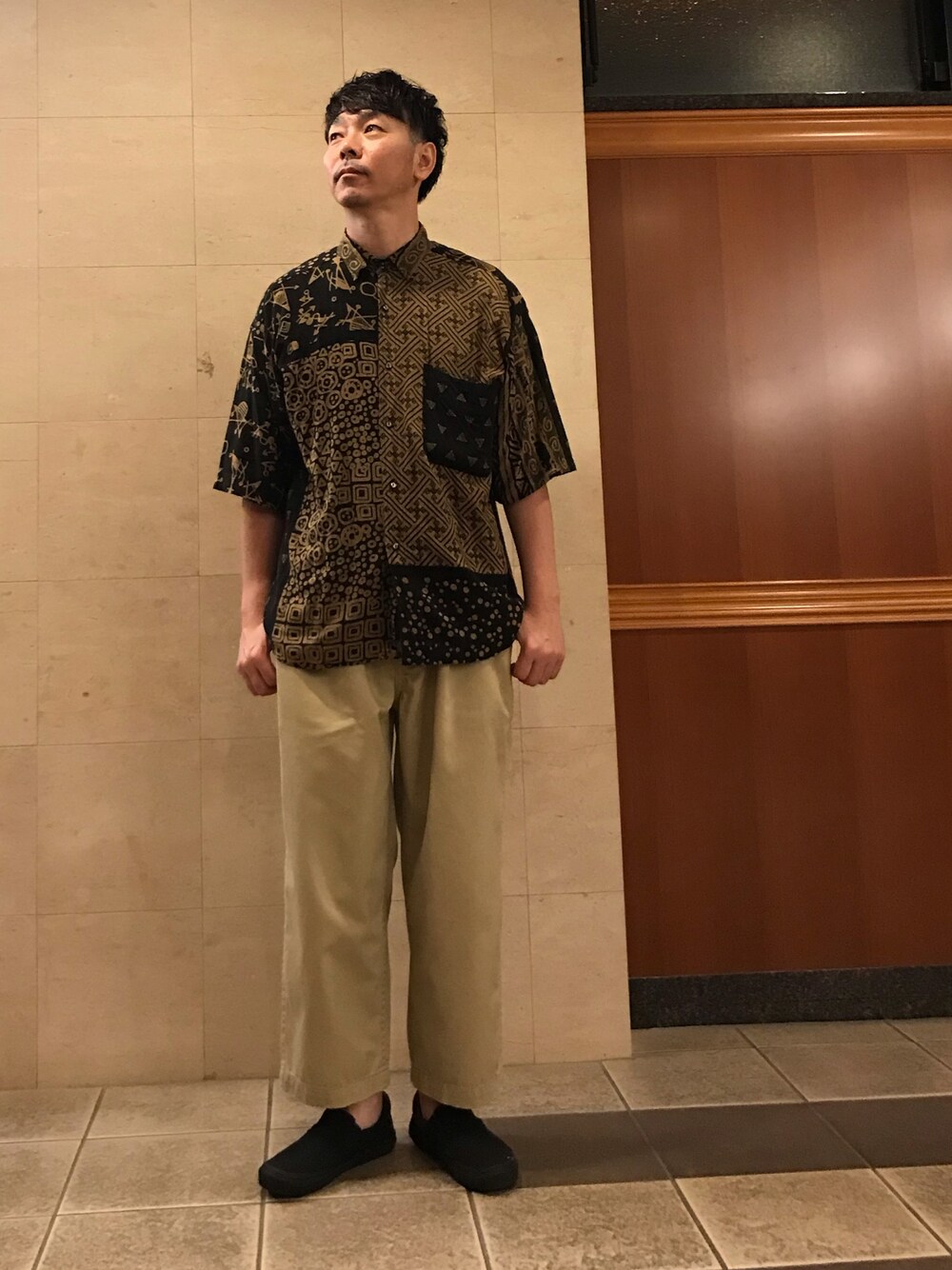 「秋のカフェオレコーデ、キレイめ、シンプルスタイル、黒、カジュアルコーデ、ワイドパンツ、古着MIX、チノパン、journal standard、VANS」｜「VANSのVANS ヴァンズ VN-0EYEBKA SLIP ON BLACK/BLACK（スリッポン、ブラック系）」を使った、s.namitaさん（メンズ・172cm）の秋コーディネートの1枚目の写真