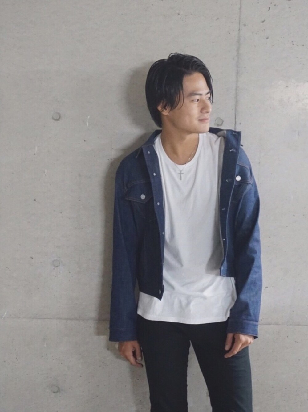 「おしゃれさんと繋がりたい、秋のコーデ、スキニー、デニムジャケット」｜「JOURNAL STANDARD relumeの本藍染めストレッチデニムジャケット#（デニムジャケット、ブルー系）」を使った、たかひひひさん（メンズ・181cm）の秋コーディネートの1枚目の写真