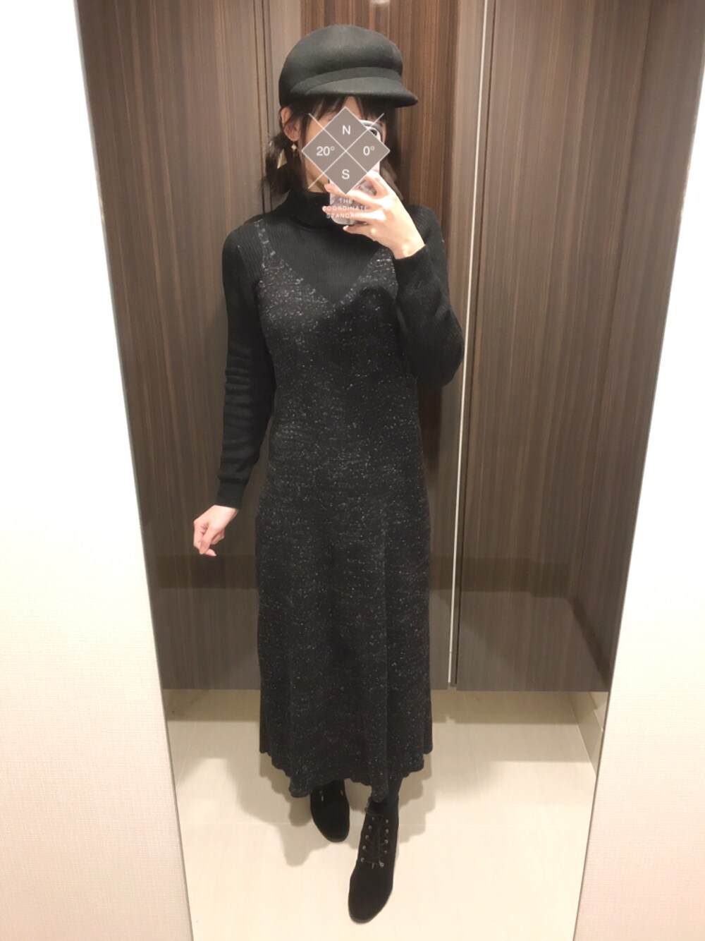 ブラック系のブーツ、ブラック系のワンピース/ドレス、ブラック系のニット/セーターを着用したレディースの冬コーディネートの1枚目の写真