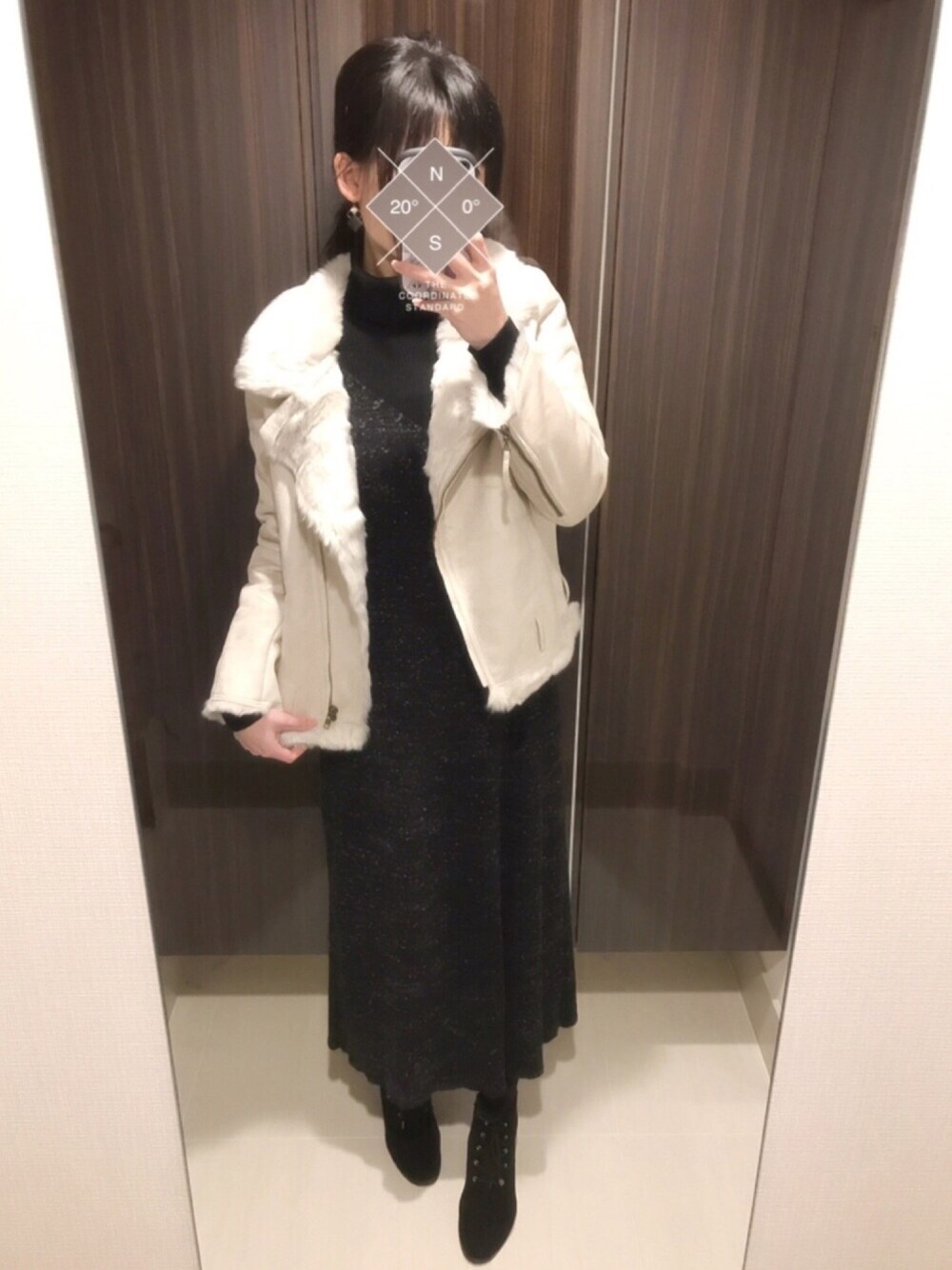 ブラック系のブーツ、グレー系のムートンコート、ブラック系のニット/セーターを着用したレディースの冬コーディネートの1枚目の写真