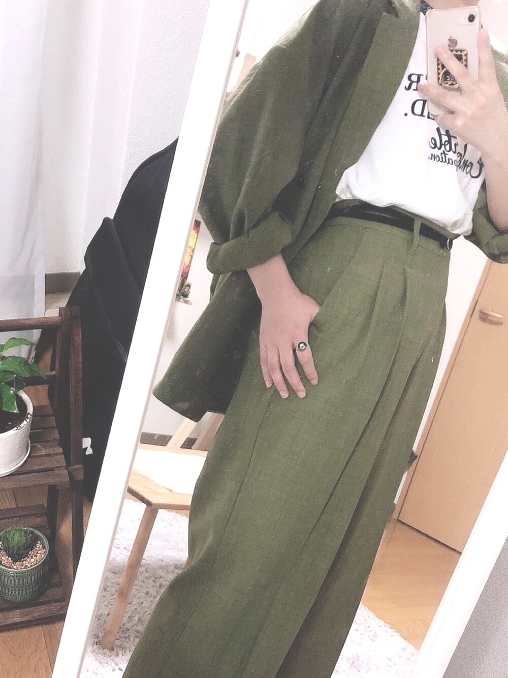 「カジュアルコーデ、Tシャツ、セットアップ、セットアップスタイル、セットアップコーデ、シンプル、グリーン、グリーンコーデ」｜「FREAK'S STOREの▽テックリネンセットアップ（セットアップ、グリーン系）」を使った、YUさん（レディース・155cm）の春コーディネートの1枚目の写真