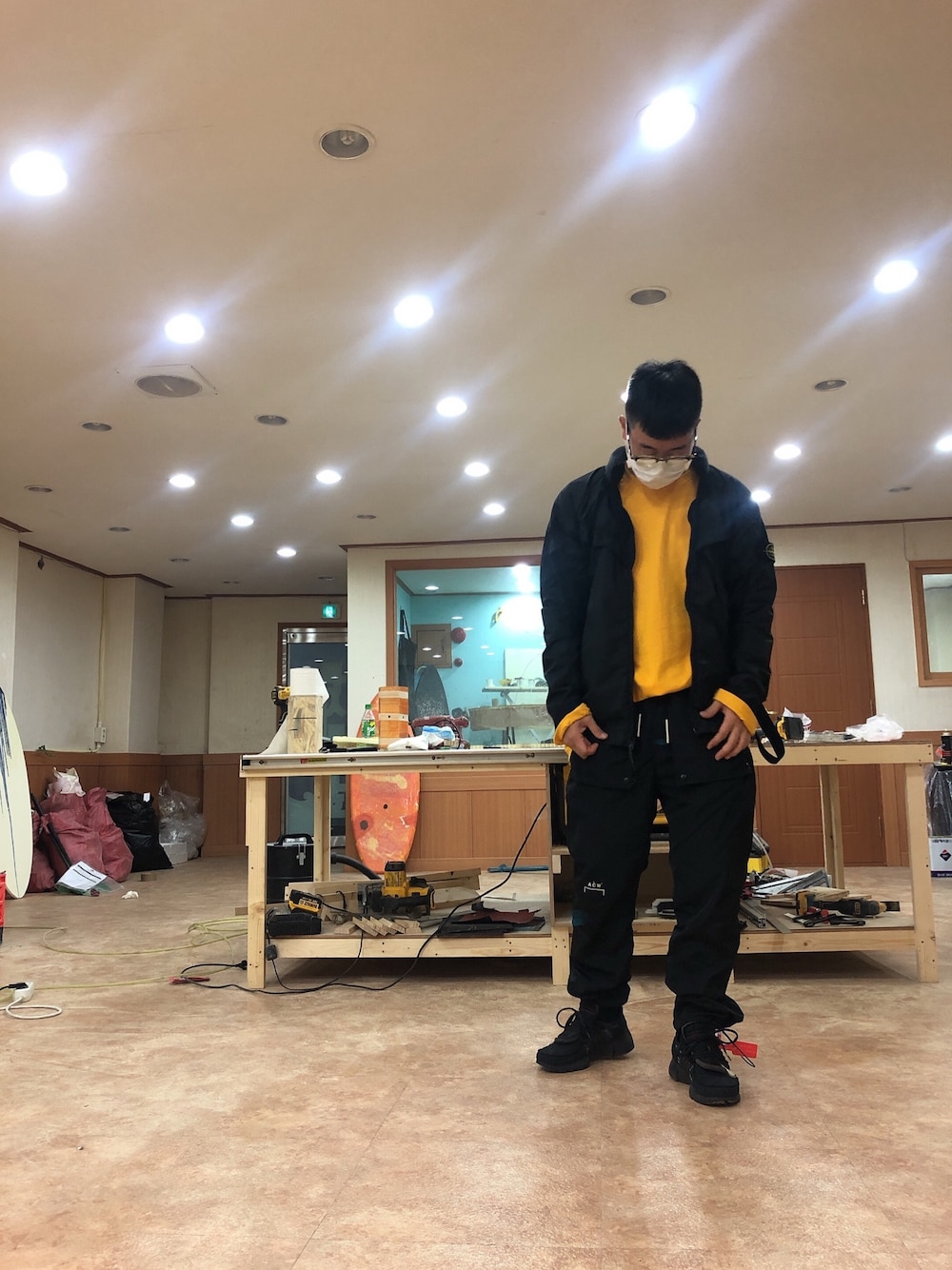 「stoneisland、fear of god、NIKE、acoldwall」｜「Fear of God Los Angelesのアイテム（Tシャツ/カットソー、イエロー系）」を使った、zo_z1ogさん（メンズ・173cm）の冬コーディネートの1枚目の写真