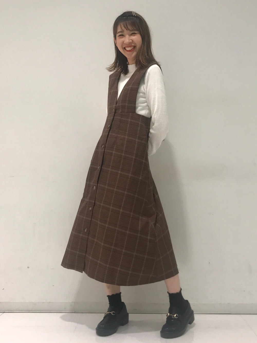 「AS KNOW AS PINKY、アズノゥアズピンキー、オトナ女子、オトナガーリー、ジャンスカ、チェック、ブラウン、ハイネックニット、ローファー、秋のコーデ」｜「AS KNOW AS PINKYの2WAYでチェック☆ジャンパースカート（ジャンパースカート、ブラウン系）」を使った、tomomiさん（レディース・163cm）の秋コーディネートの1枚目の写真